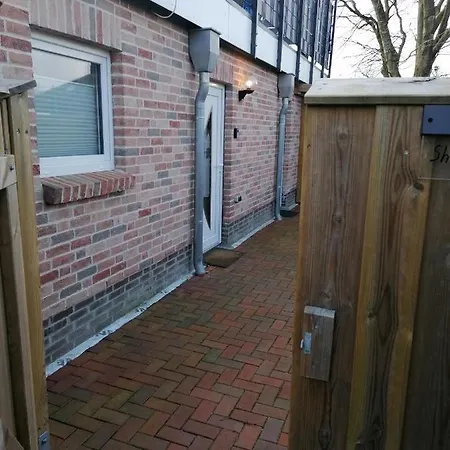 Sharky In Bahnhofsnaehe * Niebüll